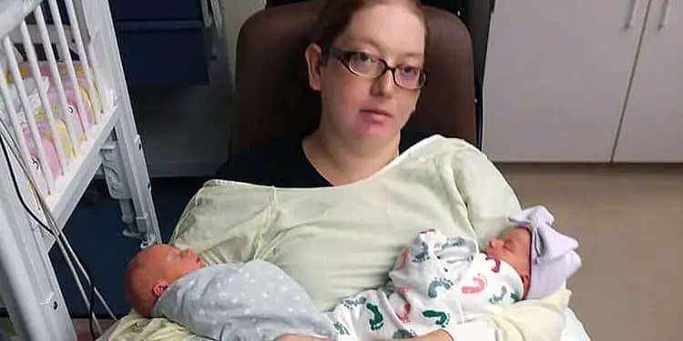Woman Gives Birth to Healthy Twins – 10 Minutes Later, Doctor Admits Mistake
