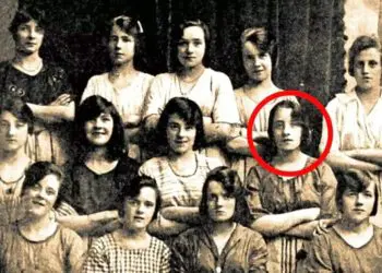 Woman Finds Old School Photo and Is Completely Stunned by What She Sees