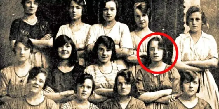 Woman Finds Old School Photo and Is Completely Stunned by What She Sees