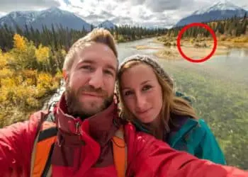 Couple Makes Selfie On Vacation – But Then They Discover Something Incredible In The Background