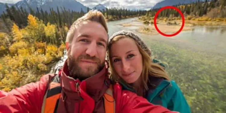Couple Makes Selfie On Vacation – But Then They Discover Something Incredible In The Background