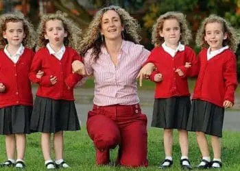 Moeder poseert met vierling – Wanneer de fotograaf inzoomt, krijgt ze de schrik van haar leven