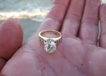 Woman Finds Diamond Ring On Beach – When Jeweler Sees It, He Tells Her This